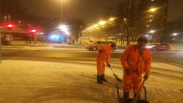 Sneg čisti 197 radnika, u gradu usporen saobraćaj