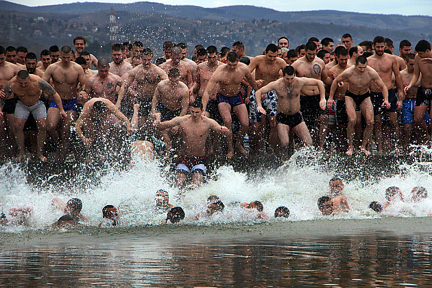 Plivanje za časni krst u Sremskoj Kamenici