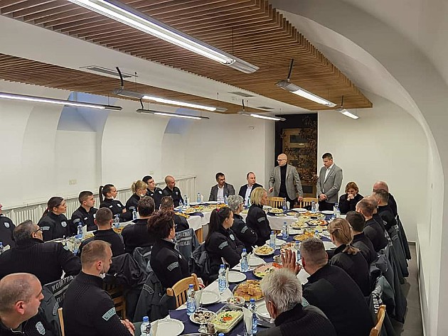 Tridesetak komunalnih milicajaca na doručku sa Vučevićem 
