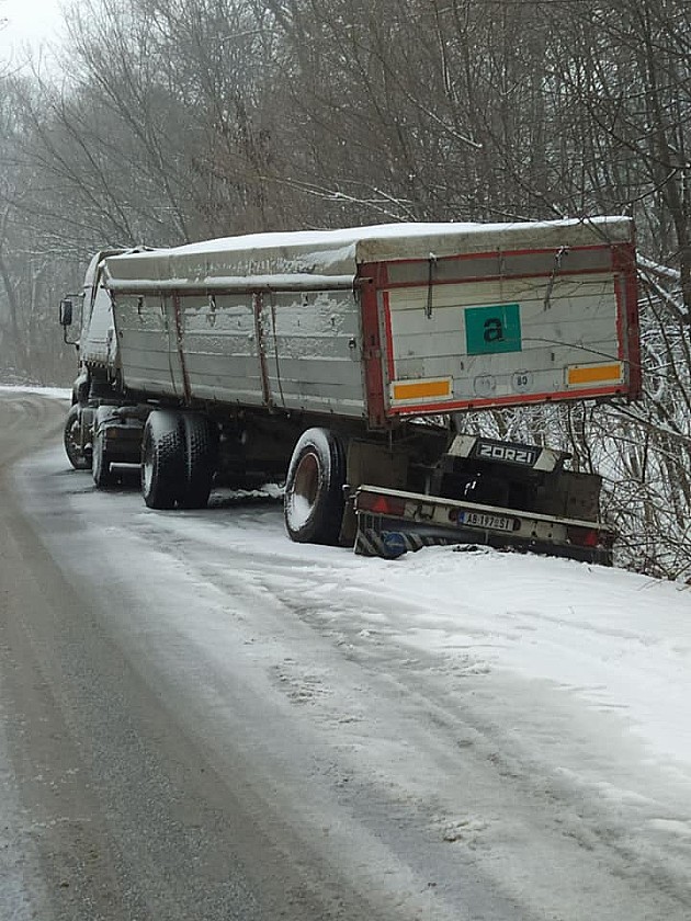 Zbog snega i poledice oprezno vozite preko Fruške gore