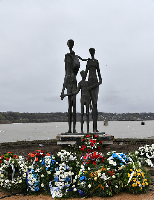 Održan pomen žrtvama Novosadske racije kod spomenika „Porodica“
