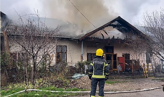 Veliki požar u Beočinu: Vatra zahvatila krovove nekoliko kuća 
