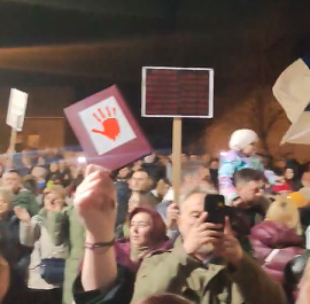 Veliki broj ljudi na protestu u Futogu