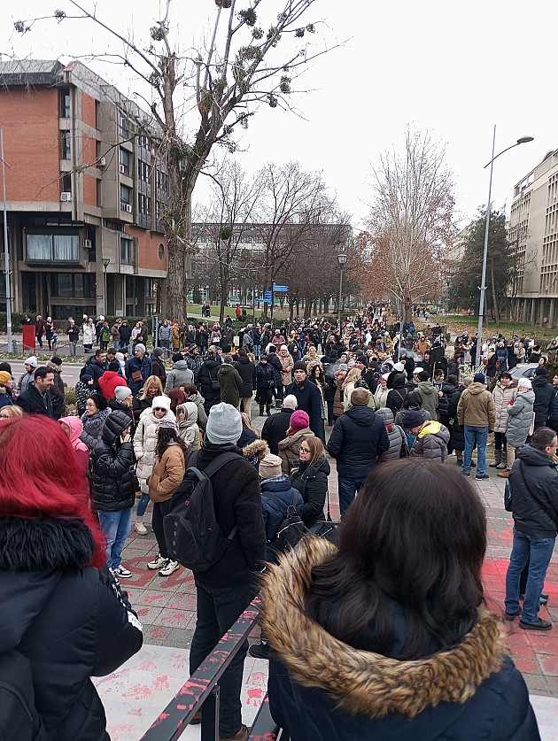 Studenti i građani protestovali, zastali na 15 minuta, prosvetari održali javni čas