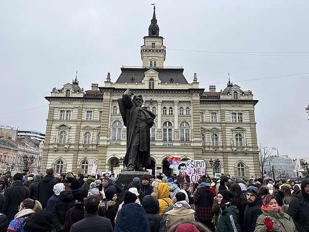 Veliki broj građana podržao novosadske srednjoškolace na protestu 