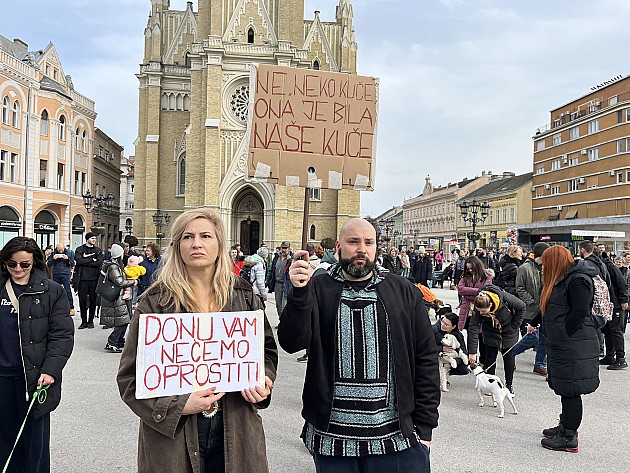 Veliki broj Novosađana i njihovih ljubimaca odao poštu nastradalom psu Dona