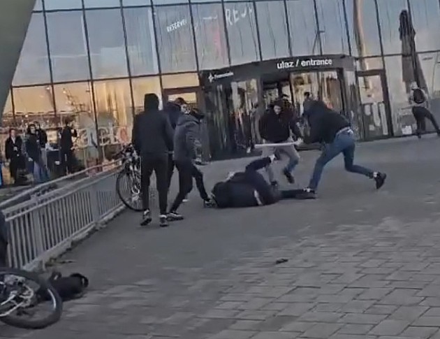 Maskirani mladići palicama tukli vršnjake ispred Promenade u sred dana