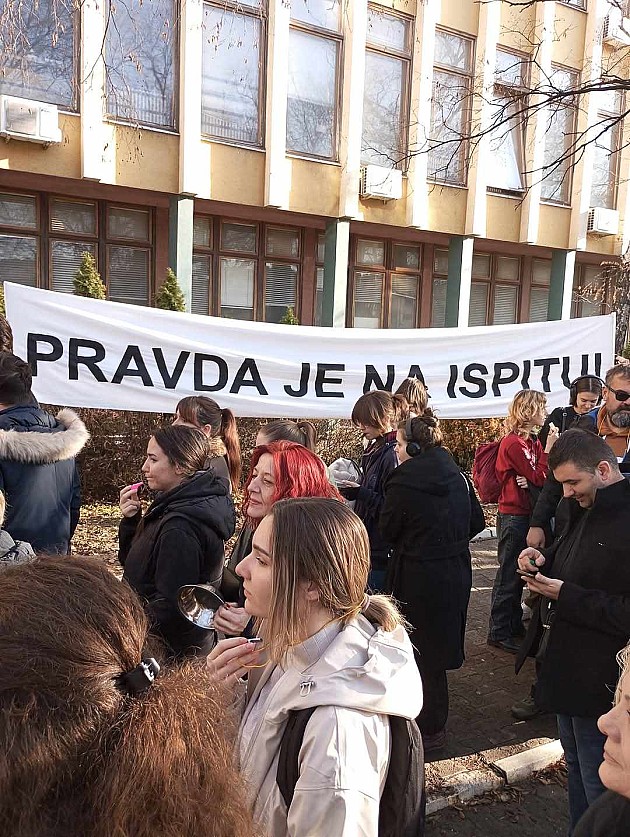 (FOTO) Studenti pred sudom poručili: Pravda je na ispitu