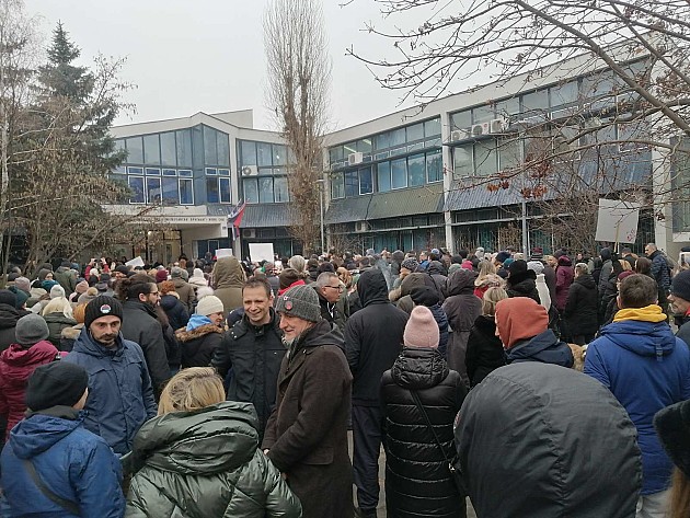 Roditelji i danas u dvorištima škola, inspekcija pokušala da uđe u TŠ „Mileva Marić Ajnštajn“