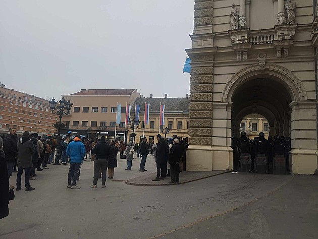 Haos u Gradskoj kući: Opozicioni odbornici i poslanici blokirali Gradsku kuću, policija ih izbacila iz zgrade