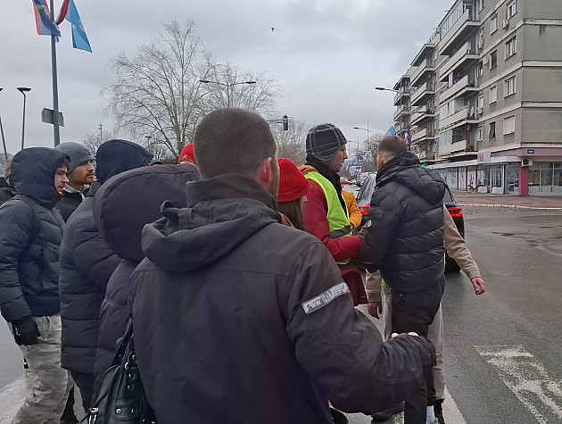 Incident kod Varadinskog mosta: Muškarac se kolima zaleteo u studentsku kolonu, pa pobegao trčeći