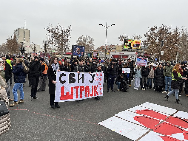 Veliki broj građana podržao novosadske srednjoškolace na protestu 