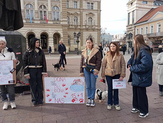 Veliki broj Novosađana i njihovih ljubimaca odao poštu nastradalom psu Dona