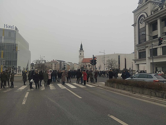 Studenti i građani protestovali, zastali na 15 minuta, prosvetari održali javni čas