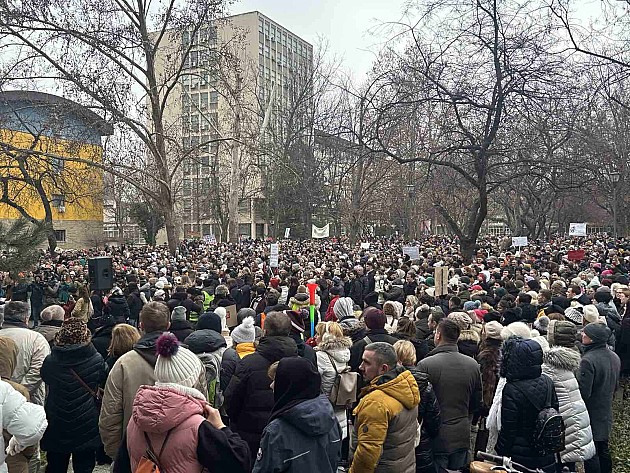 Podizanjem zastave „Slobodan univerzitet“ i zahtevom za smenu rektora završen protest