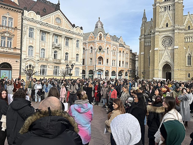 Veliki broj Novosađana i njihovih ljubimaca odao poštu nastradalom psu Dona