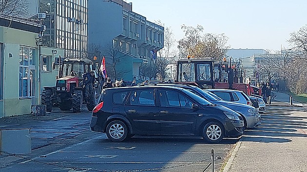 Poljoprivrednici na traktorima stigli u kampus Univerziteta u Novom Sadu, ostaju tu do 1. februara