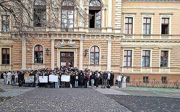 Maturanti Gimnazije „Jovan Jovanović Zmaj“ obustavljaju blokadu škole