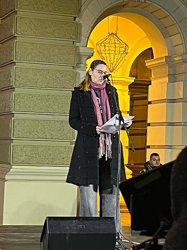 Pred više hiljada ljudi, na večerašnjem protestu, najavljeni Zakon o lustraciji i Zakon o poreklu imovine