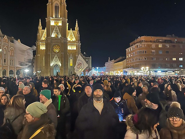Pred više hiljada ljudi, na večerašnjem protestu, najavljeni Zakon o lustraciji i Zakon o poreklu imovine