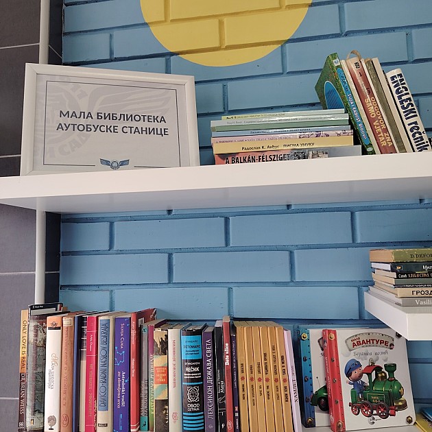 Međumesna autobuska stanica u Novom Sadu dobila biblioteku 