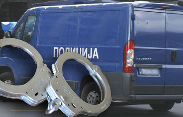 Obijali automobile pa krali novac, mobilne telefone, alat, robu...