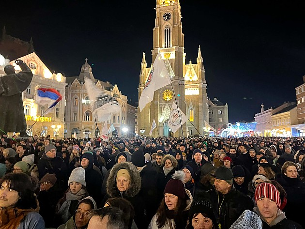 Pred više hiljada ljudi, na večerašnjem protestu, najavljeni Zakon o lustraciji i Zakon o poreklu imovine