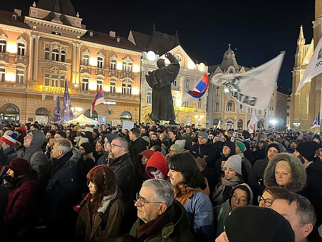 Pred više hiljada ljudi, na večerašnjem protestu, najavljeni Zakon o lustraciji i Zakon o poreklu imovine
