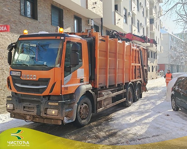 Ekipe JKP „Čistoća“ intenzivno rade na uklanjanju snega i odnošenju smeća