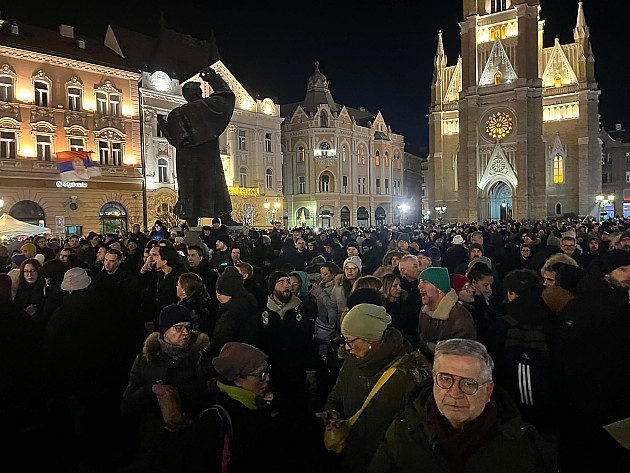 Pred više hiljada ljudi, na večerašnjem protestu, najavljeni Zakon o lustraciji i Zakon o poreklu imovine