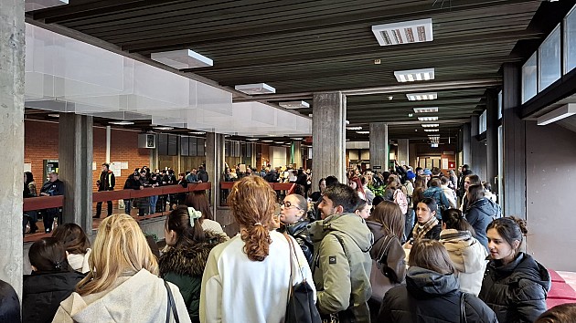 Nakon petočasovne blokade Filozofskog fakulteta, policija nasilno izbacila studente iz zgrade