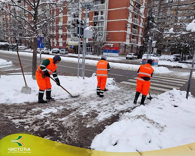Ekipe JKP „Čistoća“ intenzivno rade na uklanjanju snega i odnošenju smeća