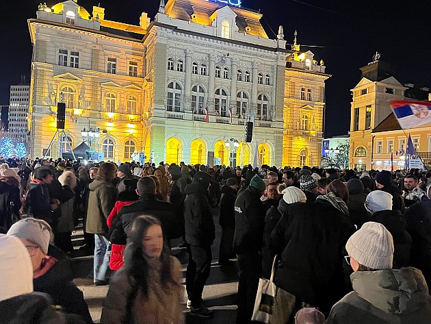 Pred više hiljada ljudi, na večerašnjem protestu, najavljeni Zakon o lustraciji i Zakon o poreklu imovine