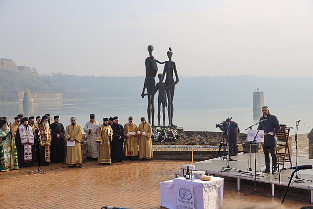 Održan pomen žrtvama Novosadske racije kod spomenika &bdquo;Porodica&ldquo;