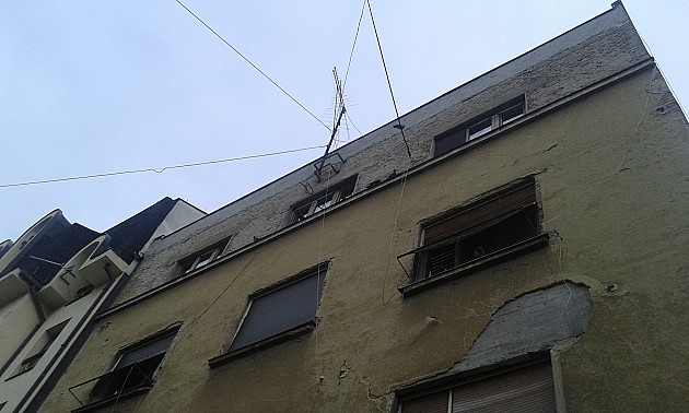 Pala fasada sa zgrade u Laze Telečkog