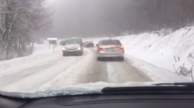 Saobraćaj otežan zbog snega, dve saobraćajke u kojima su učestvovali kamioni