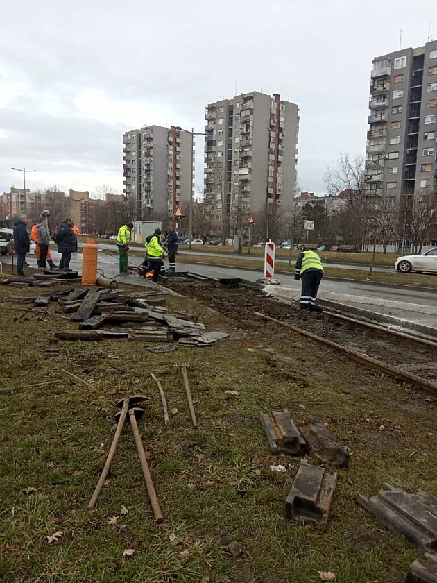 Počela demontaža četiri putna prelaza u Novom Sadu, umesto šina kolovozne trake