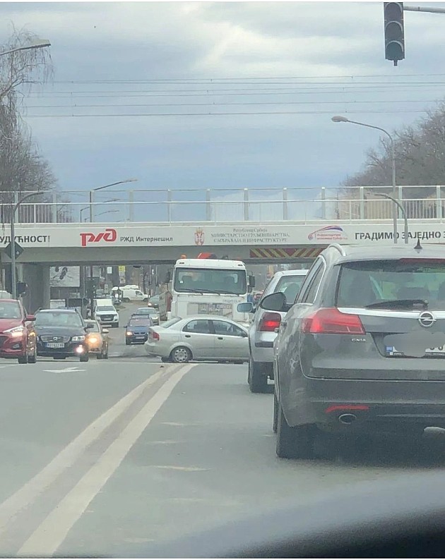 Neobičan sudar u Novom Sadu: Kamion gurao automobil u Temerinskoj