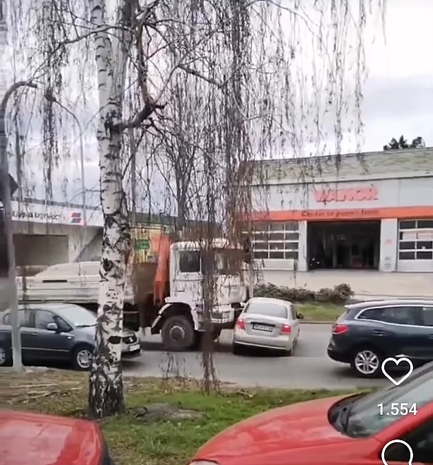Neobičan sudar u Novom Sadu: Kamion gurao automobil u Temerinskoj