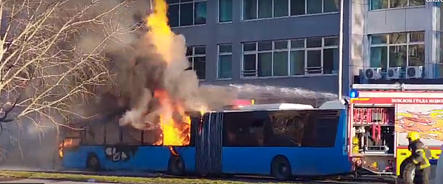 Zapalio se gradski autobus na uglu Balzakove i Narodnog fronta
