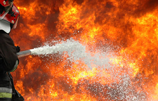 Požar u krugu bivše fabrike „Pobeda“ u Petrovaradinu, izgorela tri kamiona