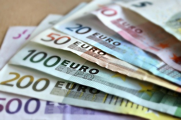 Prosečna plata Novosađana u decembru bila veća od 100.000 dinara, polovina Srbije zarađuje 500 evra mesečno