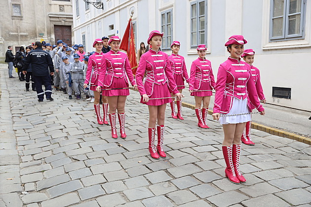 Karnevalska povorka prodefilovala ulicama podgrađa Petrovaradinske tvrđave