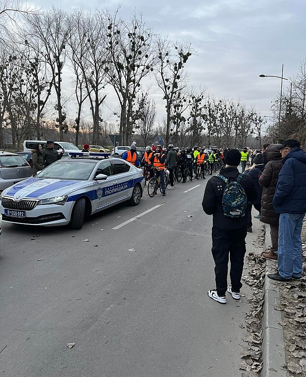 Studenti biciklima krenuli iz Novog Sada za Beograd, pa na veliki skup u Kragujevac 