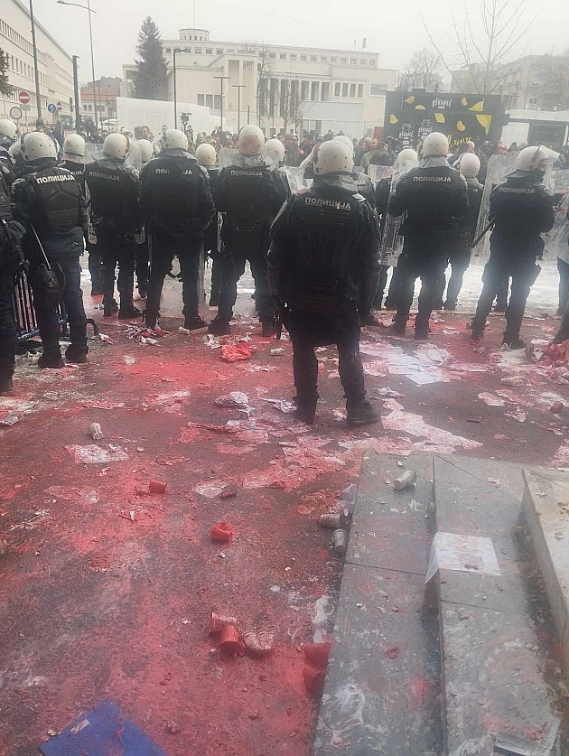 Novi Sad dobio novu gradsku vlast, građani protestovali, zasuli policiju i zgradu Skupštine jajima, brašnom, jogurtom i toalet papirom