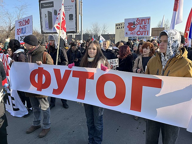 Poljoprivredna škola od danas u blokadi, srednjoškolci prošetali od Novog Sada do Futoga