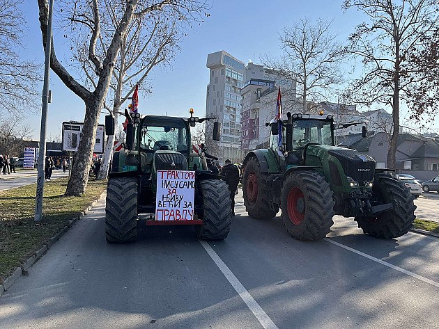 Poljoprivredna škola od danas u blokadi, srednjoškolci prošetali od Novog Sada do Futoga