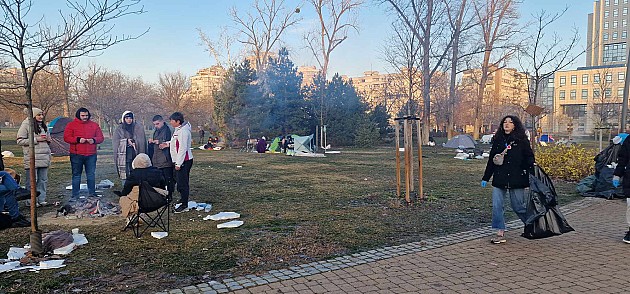 Građani i studenti proveli noć kod Mosta slobode