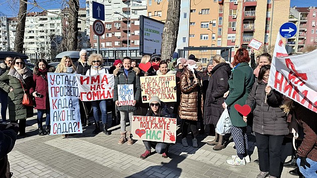 Susret prosvetnih i zdravstvenih radnika ispred KCV-a 