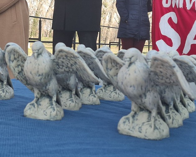 Statue belih golubova za buntovne i borbene studente